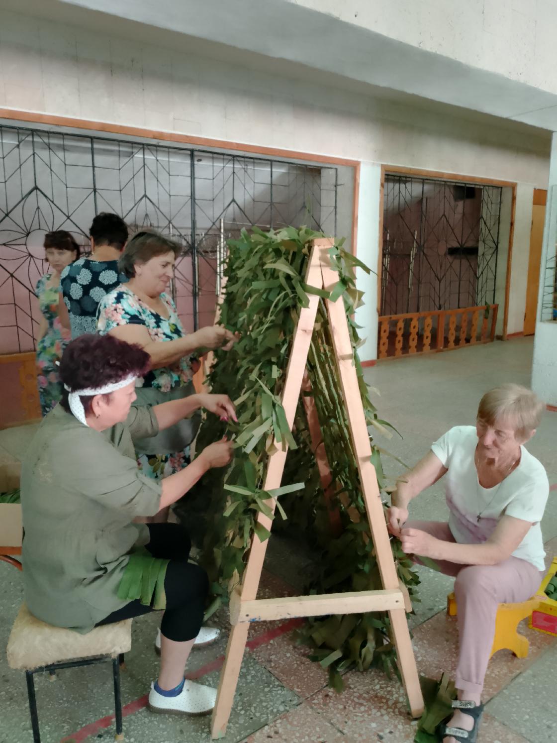 Астраханские пенсионерки плетут маскировочные сети для СВО