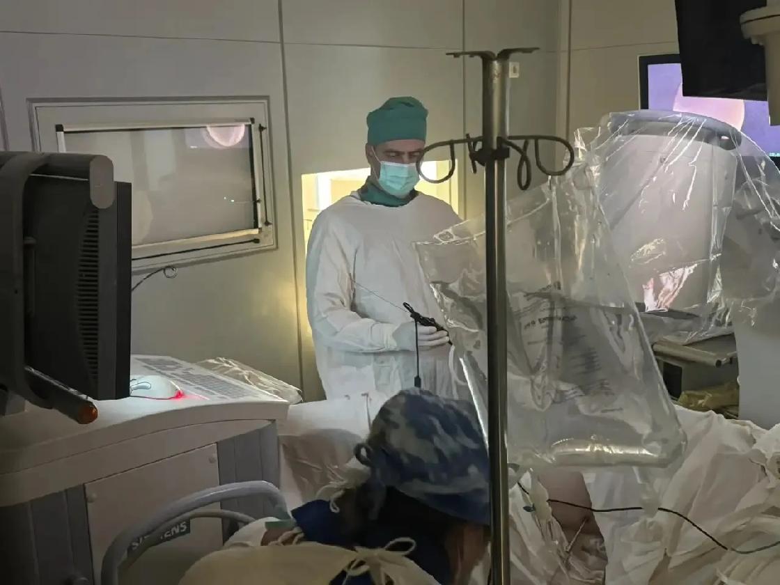 В Александро-Мариинской больнице впервые провели эндоскопическую комбинированную интраренальную операцию