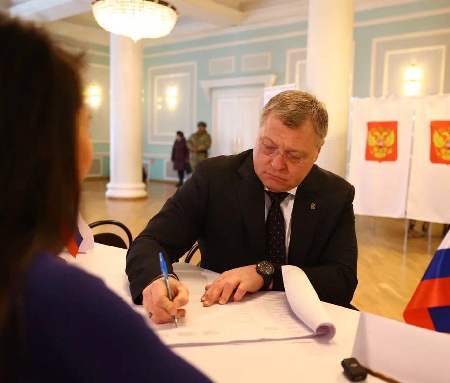 Губернатор Игорь Бабушкин первым в Астраханской области проголосовал на выборах Президента России