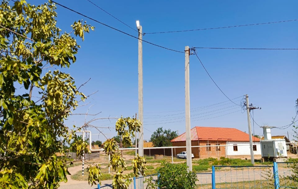 Энергетики установили наружное освещение поселковых школ в Астраханской области