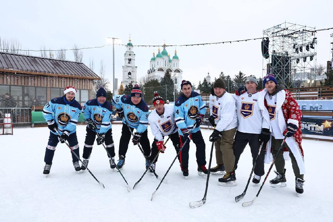 Губернатор Игорь Бабушкин открыл предновогодний день товарищеским хоккейным матчем в Астраханском кремле