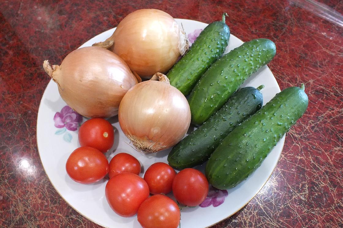 Сколько стоят огурцы и лук на рынках Астраханской области и в супермаркетах