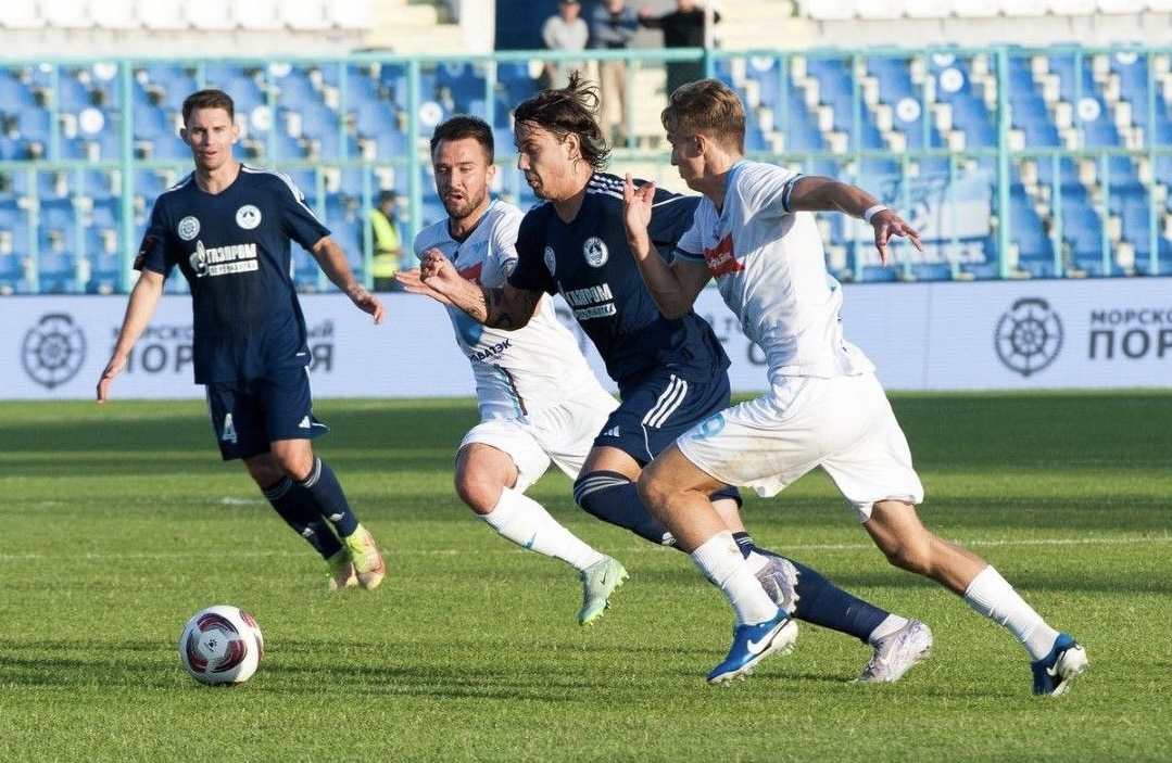 Астраханские футболисты сыграли вничью стыковый матч с челябинцами