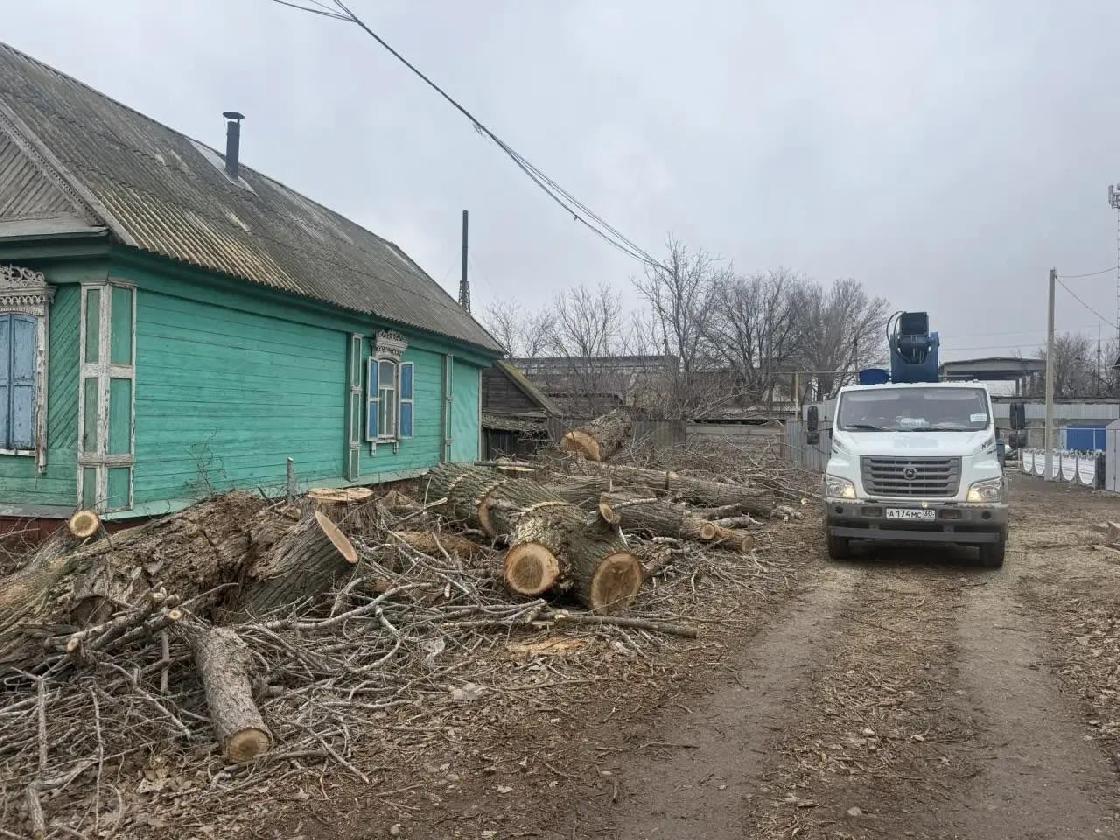Астраханские коммунальщики ремонтируют уличную мебель после праздников
