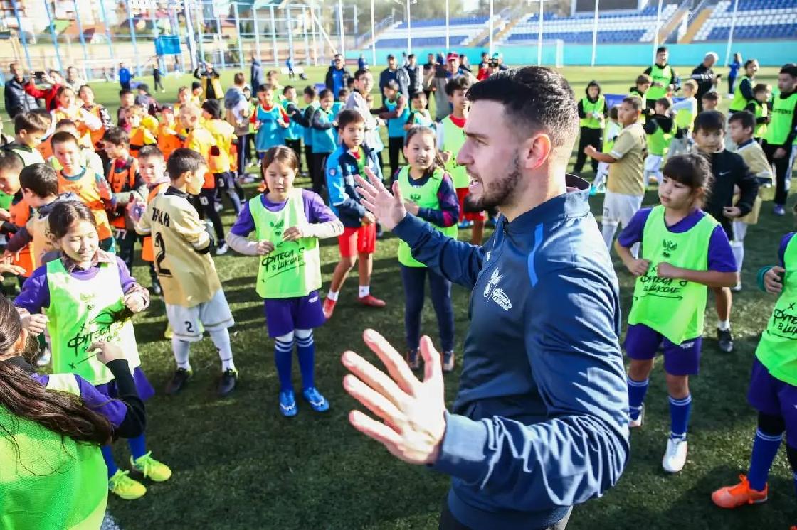 В Астрахани со звездами российского футбола на поле вышли юные спортсмены