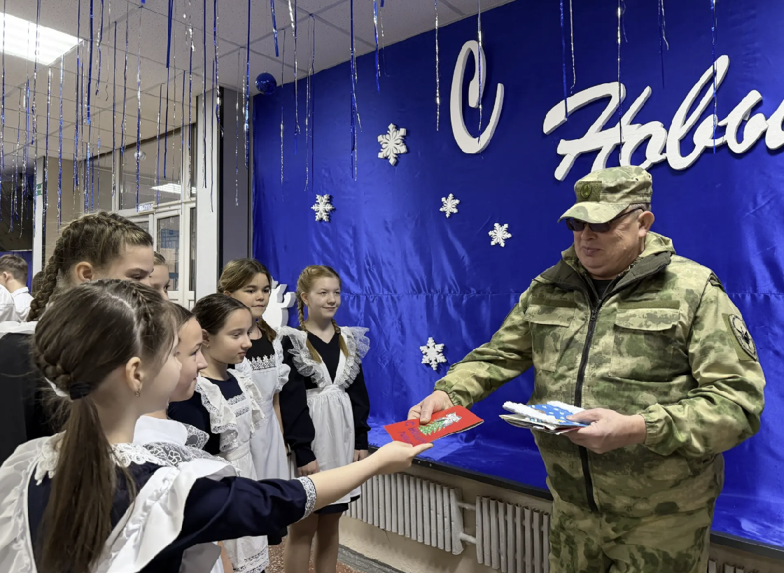 Дед Мороз специального назначения доставил подарки запорожским детям из Астрахани