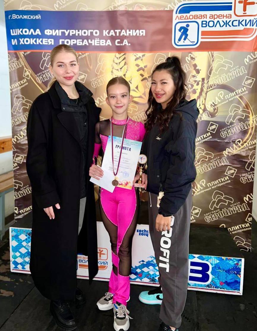 Юные фигуристы из Астрахани взяли 11 медалей первенства в Волжском