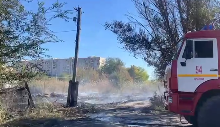 Сухая трава на площади 500 квадратных метров загорелась в Астрахани