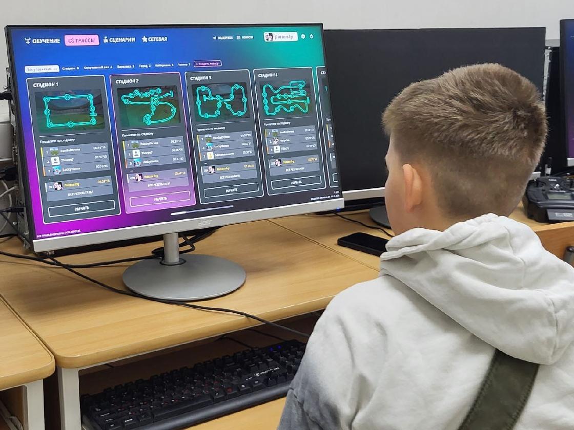 Астраханцы управляют беспилотниками со школьной скамьи