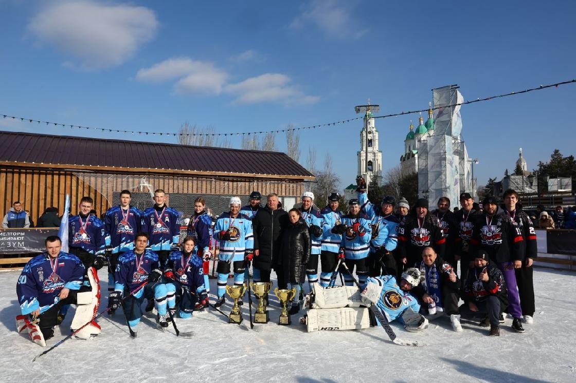 Губернатор Игорь Бабушкин наградил хоккеистов-любителей из Астрахани