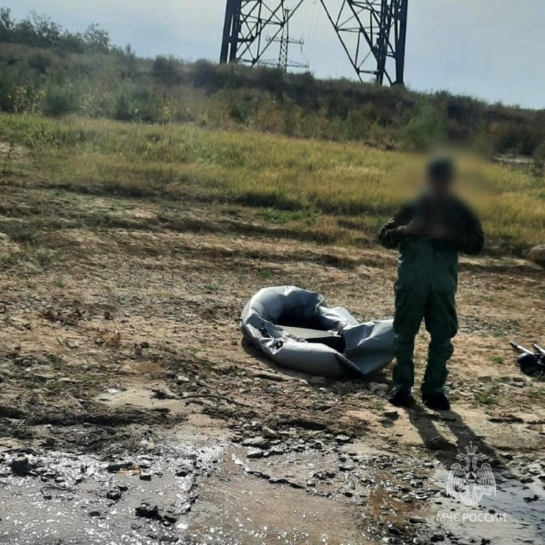 Астраханские спасатели эвакуировали 76-летнего охотника с тонущей на Волге лодки