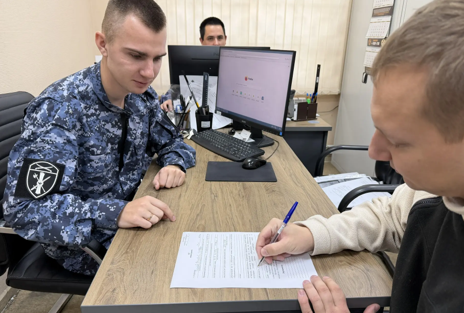 Росгвардия в Астрахани принимает гражданское оружие на нужды СВО