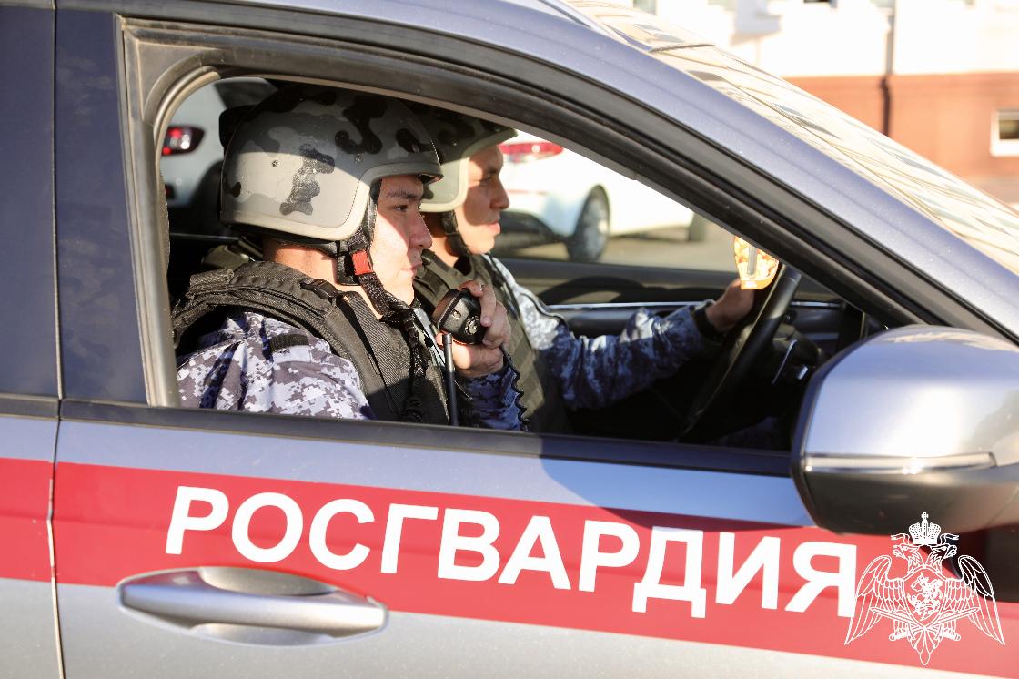 Странного мужчину задержали возле астраханского колледжа