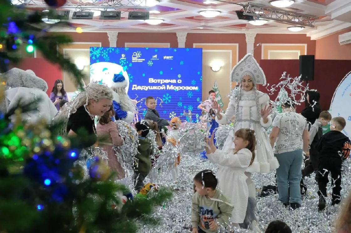 Новогодний праздник для детей участников СВО организовало в Астрахани женское движение «Единой России»
