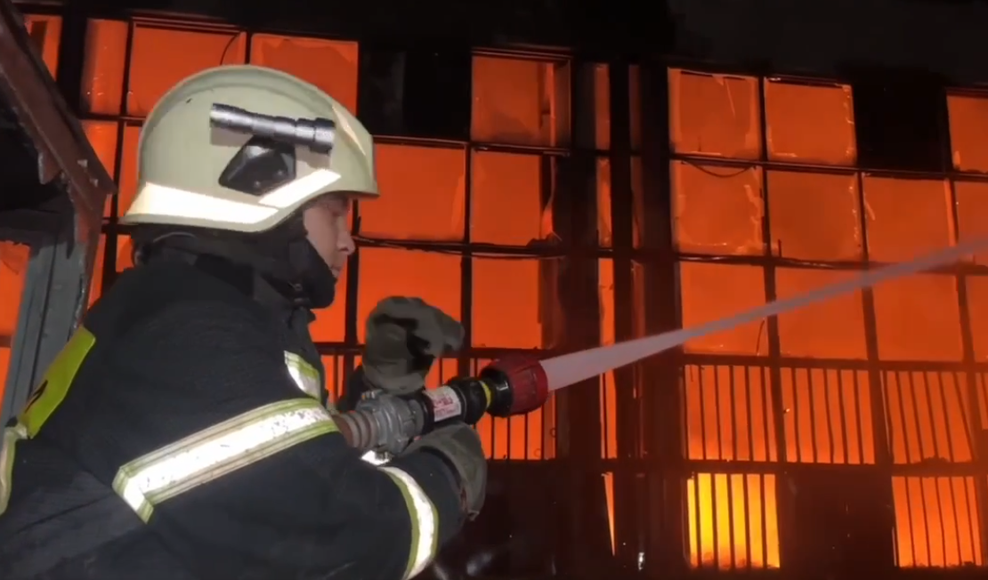 В Астраханской области спустя сутки потушили пожар на складе