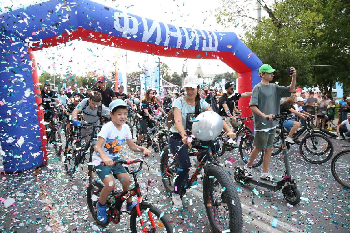 Три тысячи велосипедистов проехали по улицам Астрахани