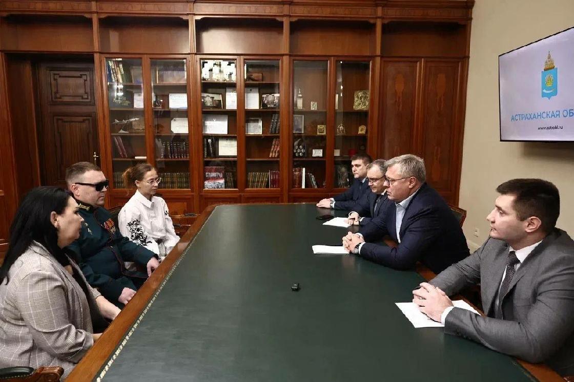 «Хочу продолжить работу с людьми»: астраханский участник СВО встретился с губернатором Игорем Бабушкиным