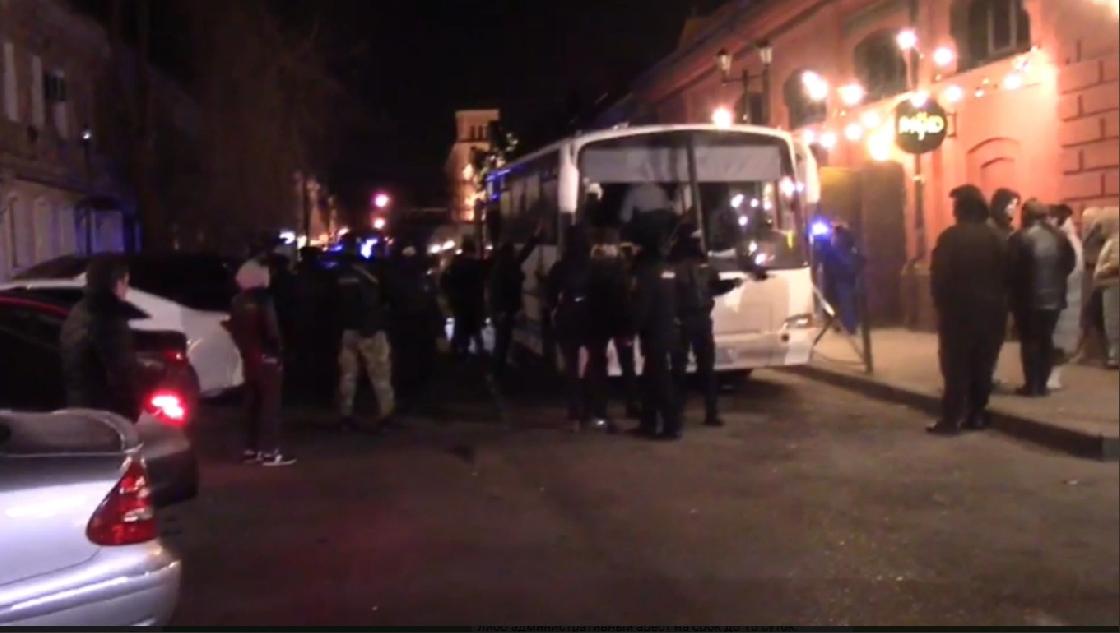 Более 20 человек доставили в отделения полиции после ночного рейда по злачным заведениям Астрахани