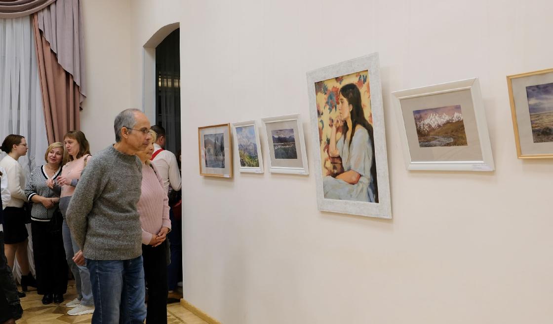 В Астраханском театре кукол представлена выставка художественных работ «Моя Россия»